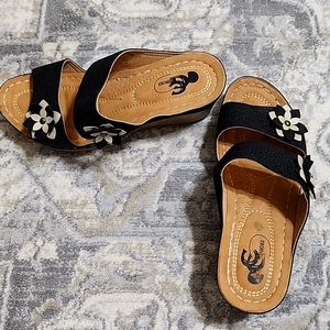 Wedge sandals with flowers